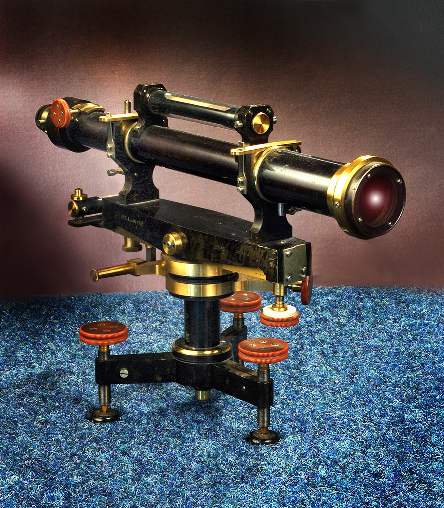 Precizní nivelační přístroj s volným dalekohledem a reverzní nivelační libelou. Druhá libela slouží pro urovnání v příčném směru