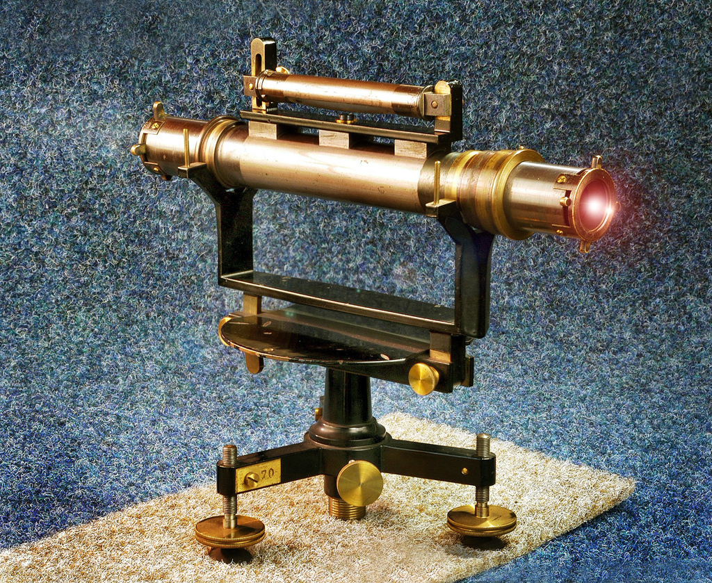 Model nivelačního přístroje krabicová i sázecí libela, dalekohled volný