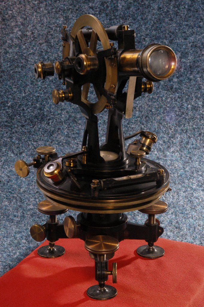 Vernierový repetiční teodolit s prokladným dalekohledem a pevnou nivelační libelou na dalekohledu