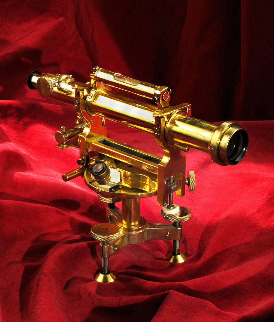 Nivelační přístroj s oddělitelným dalekohledem a dvěma libelami