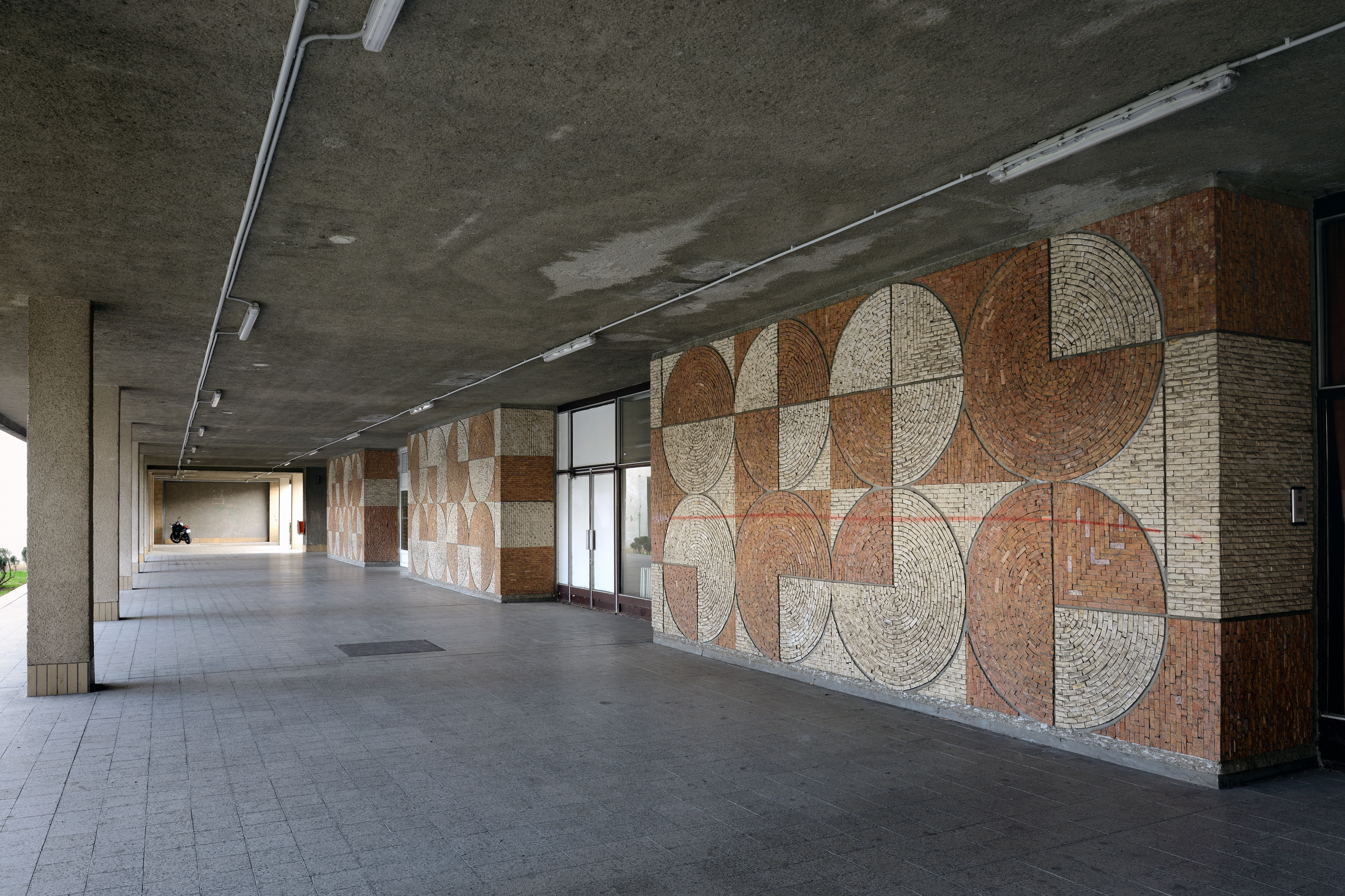 Průchod na kolejích se třemi částmi Geometrické mozaiky, fotografie Roman Polášek
