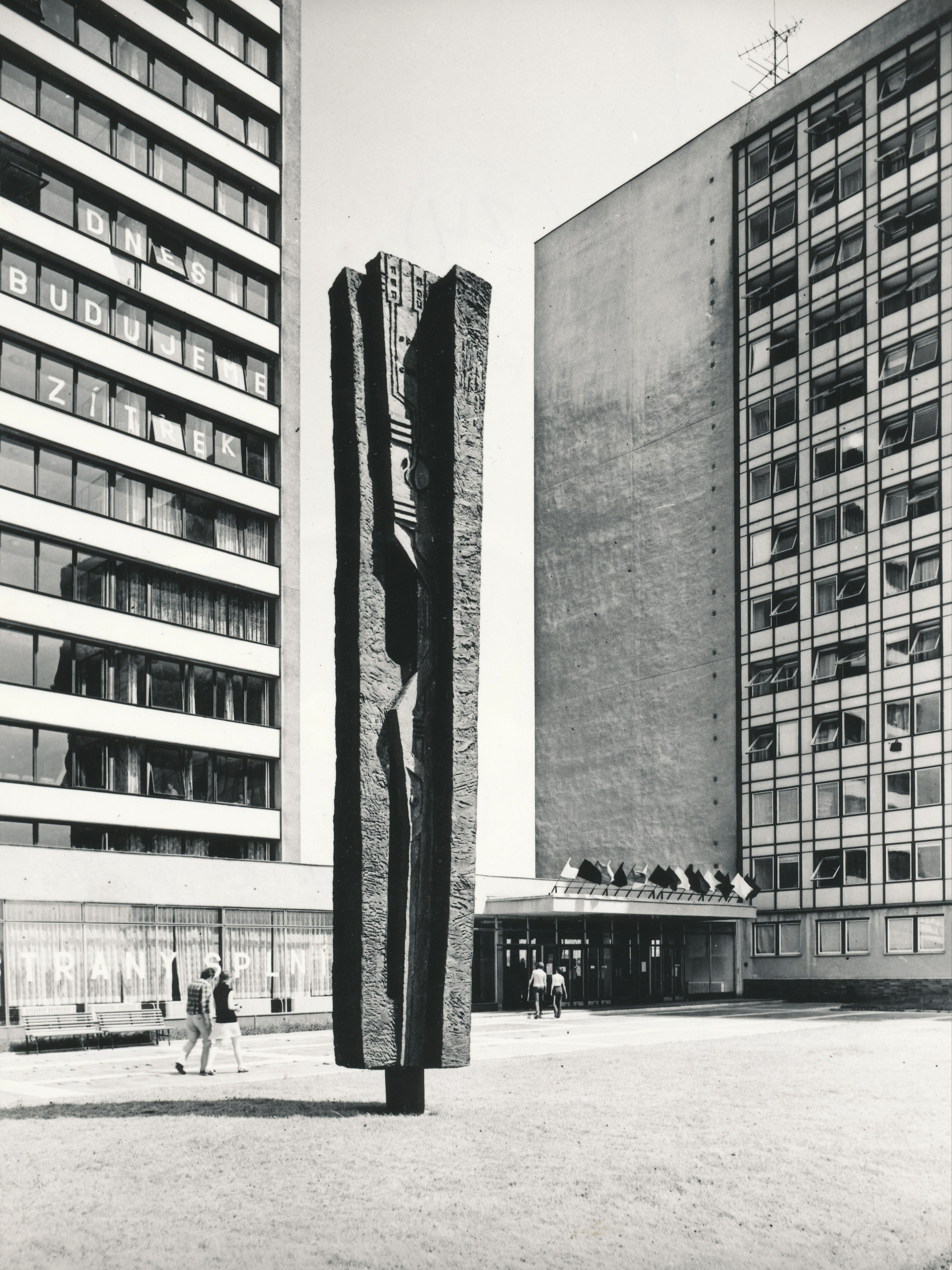 Stéla na pozadí budov v původní podobě, 1973, fotoarchiv AMO, fotografie Petr Sikula