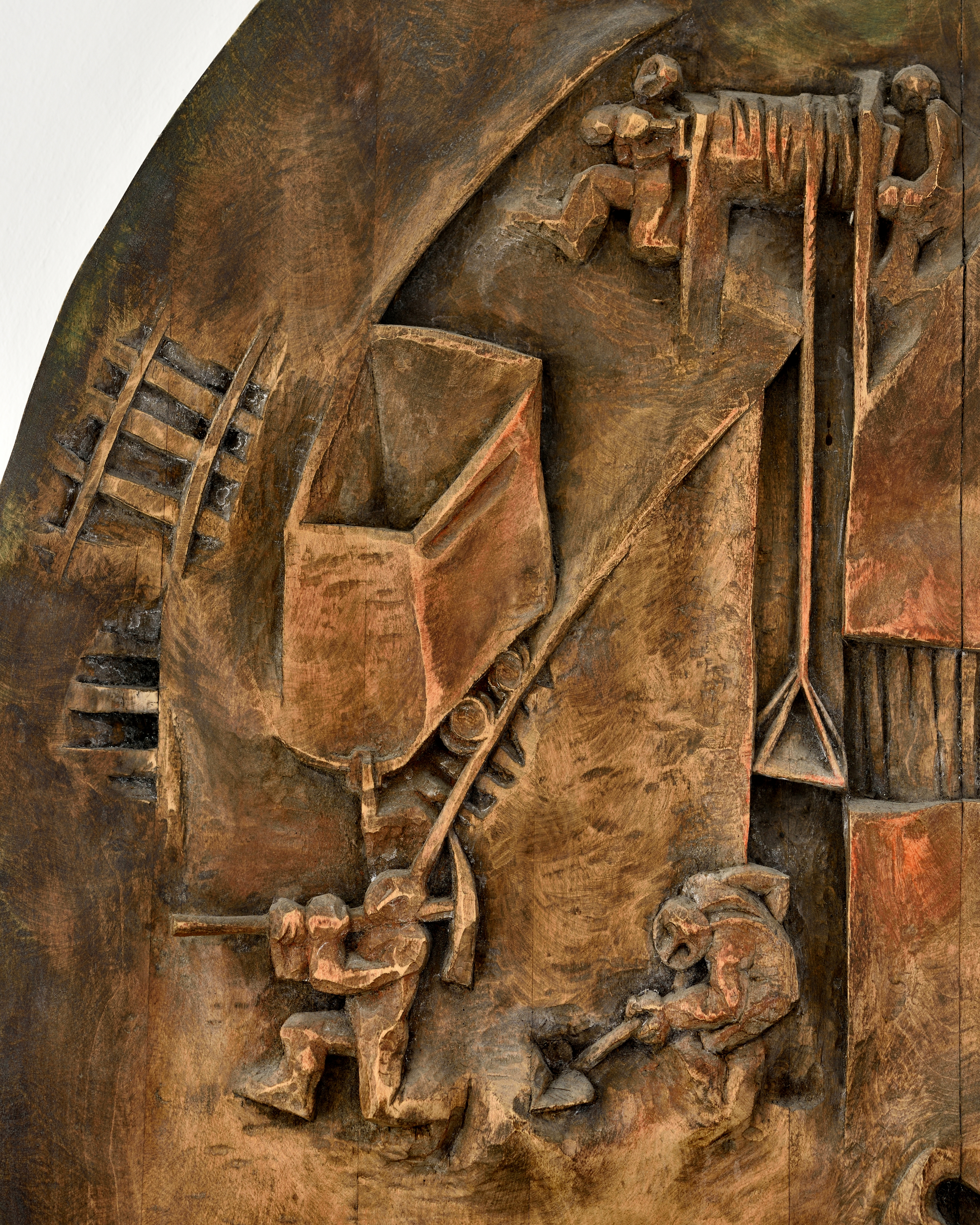 Detail emblému HGF s pracujícími horníky, fotografie Roman Polášek