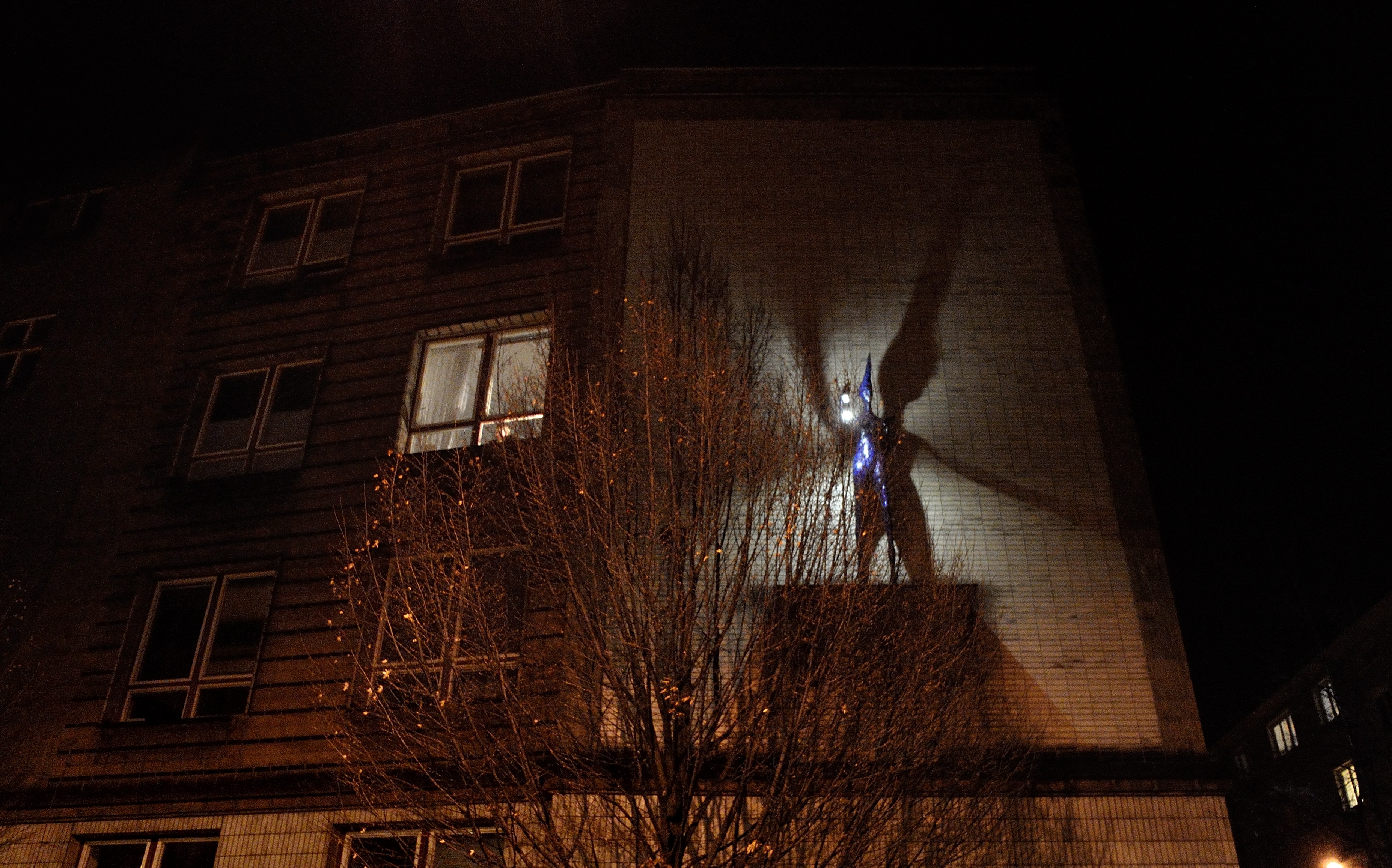 Světlonoš v nočním osvětlení během rozsvícení v prosinci 2013, akce okrašlovacího spolku Za krásnou Ostravu, fotografie Roman Polášek