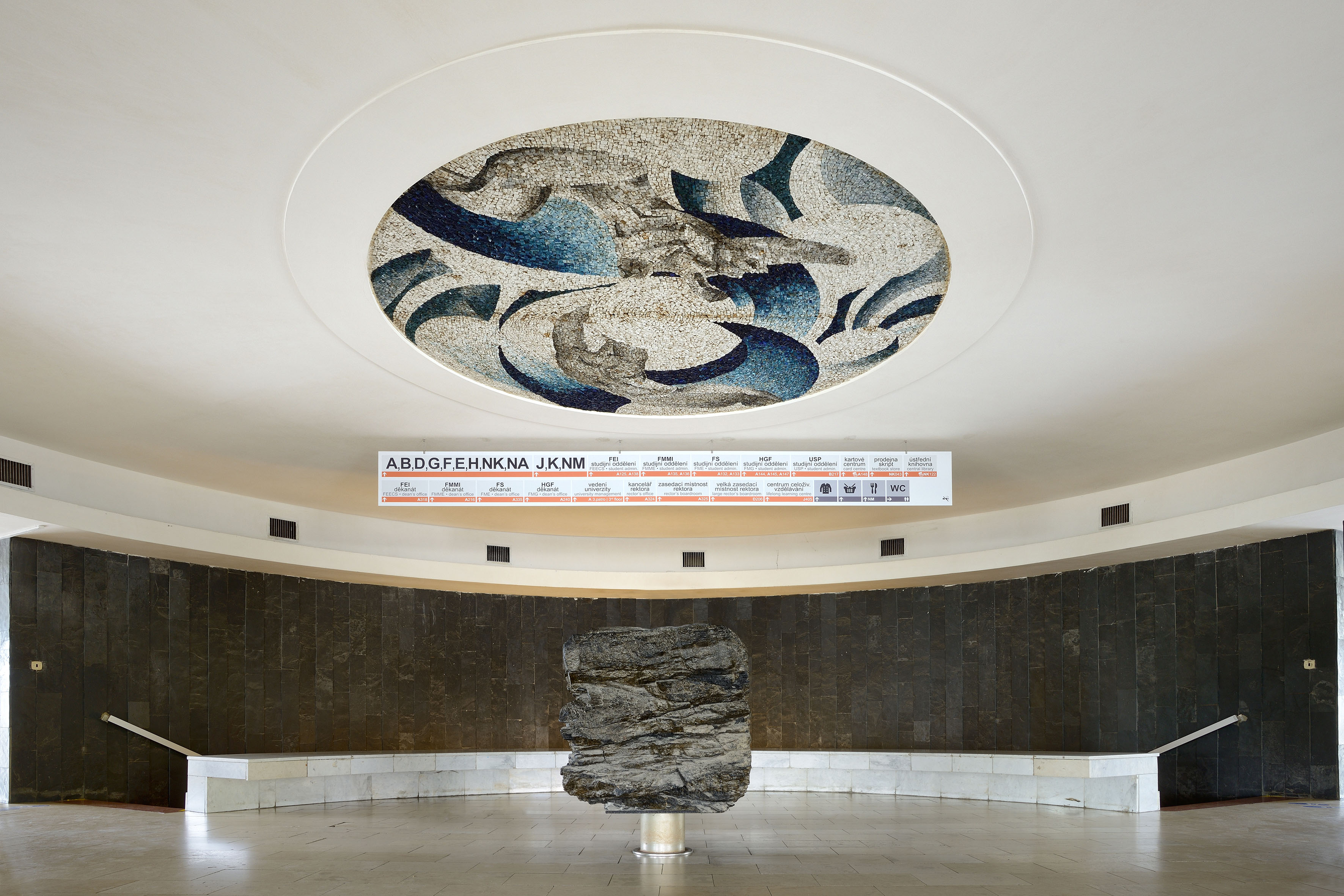 Stropní mozaika Vzlet / Rozvoj lidského myšlení v hale kruhových poslucháren VŠB-TUO, fotografie Roman Polášek