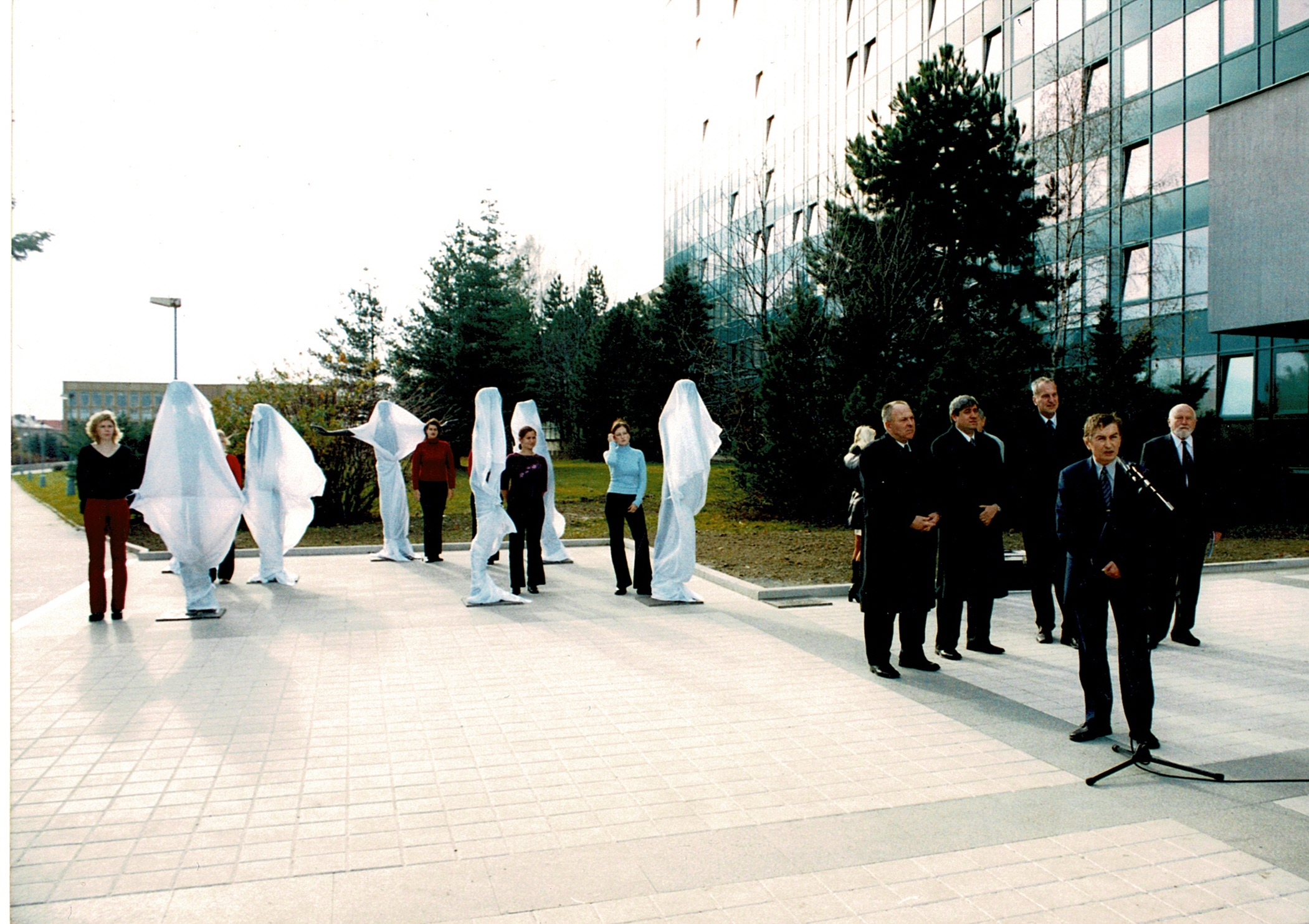 Slavnostní odhalení skupiny soch za přítomnosti autora Olbrama Zoubka 15. 11. 2002, fotografie Josef Polák, archiv VŠB-TUO