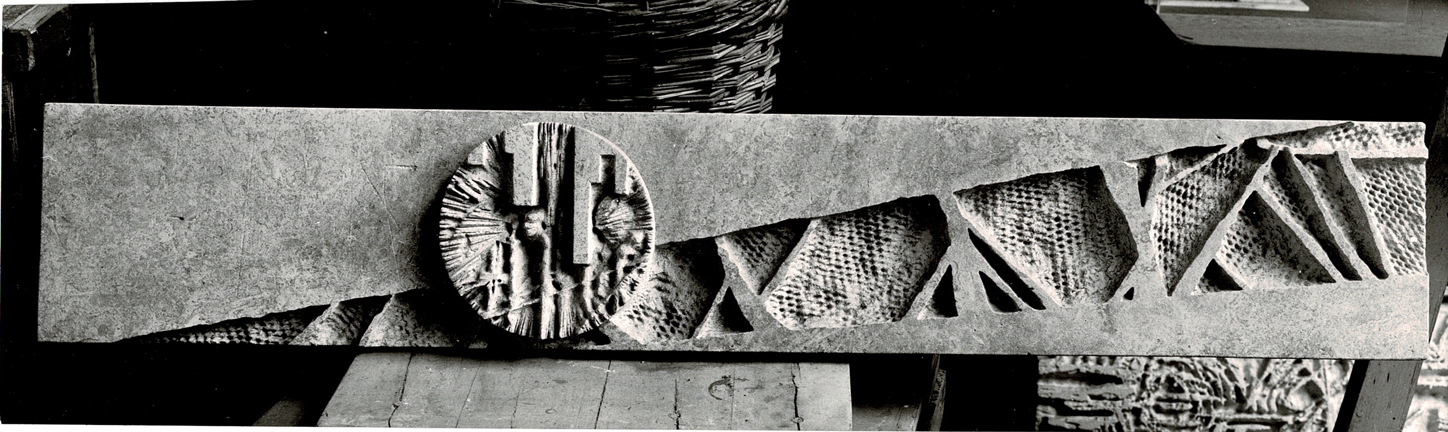 Pískovcový model reliéfu Zrození uhlí, fotografie z archivu Vladislava Gajdy