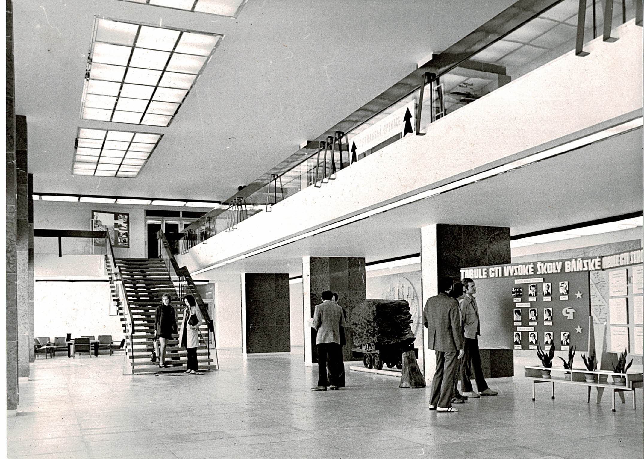 Interiér vstupní haly rektorátu VŠB, 70. léta 20. století, fotografie archiv VŠB-TUO