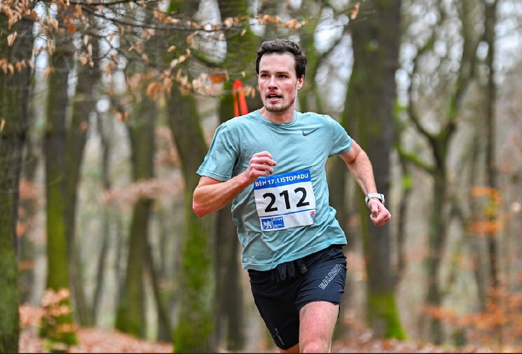 11-2025_Marek-Chrascina_AMCR-v-prespolnim-behu_FOTO-Michaela-Mikesova