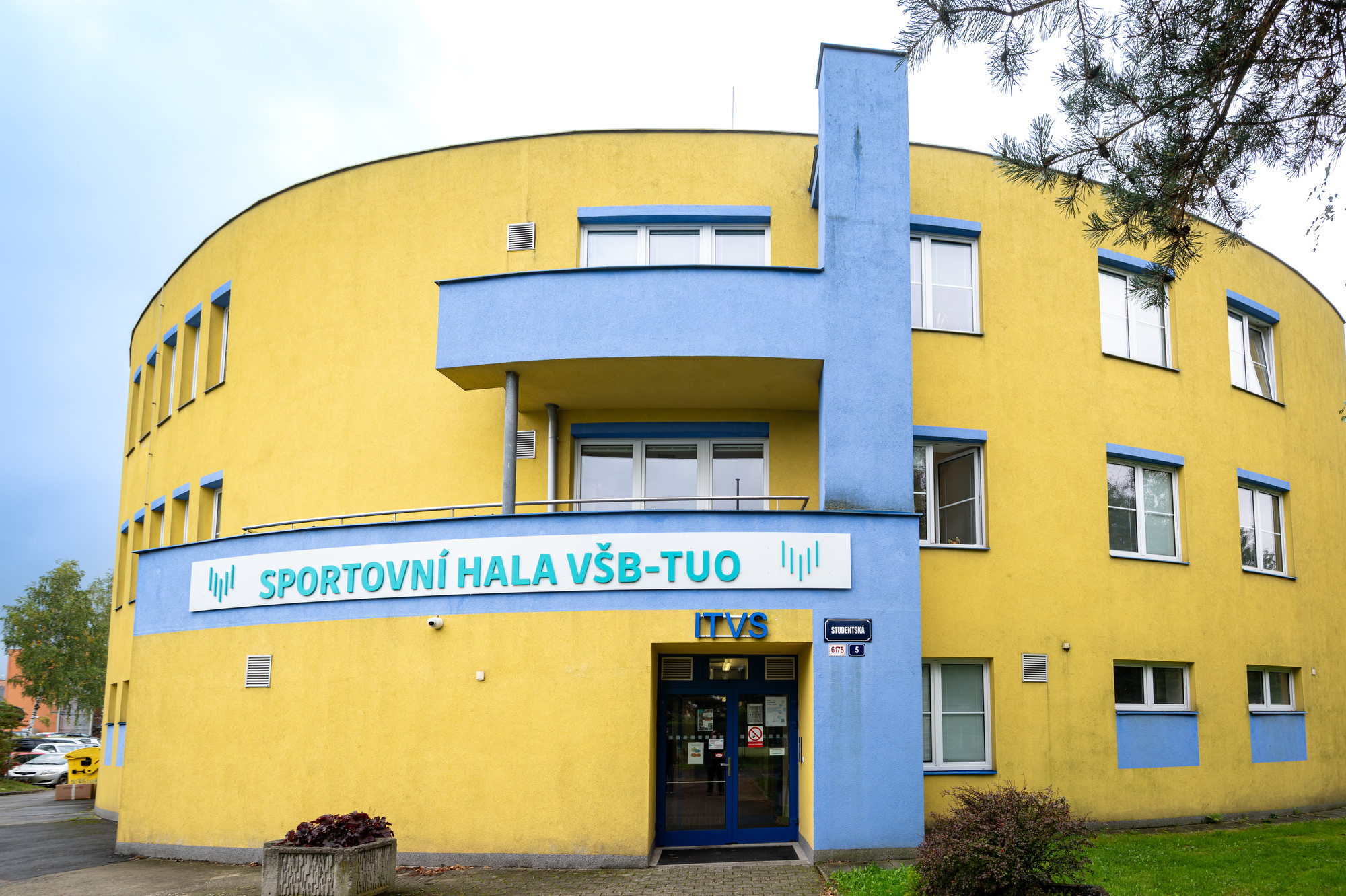 SH_sportovni-hala_venek