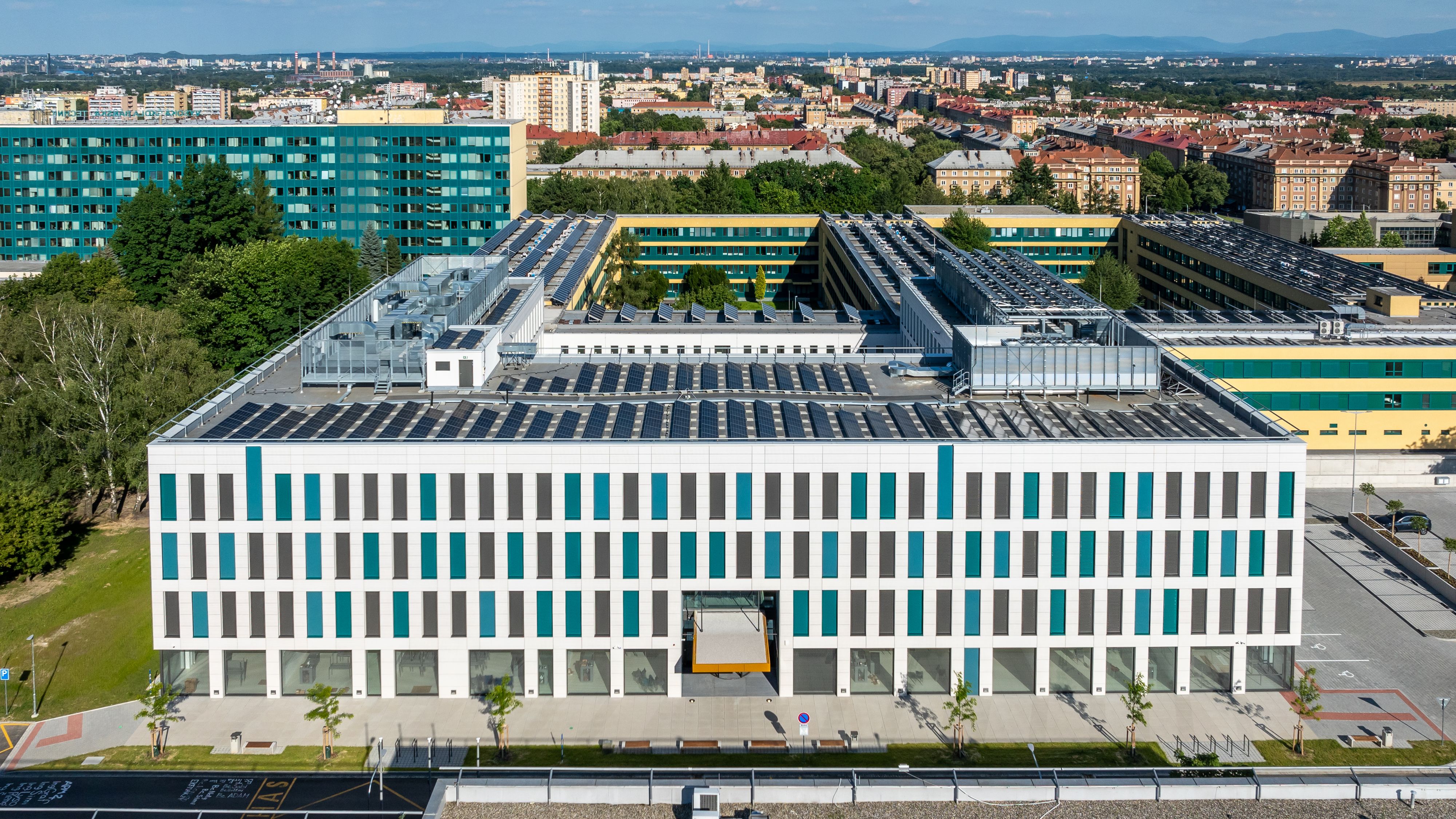 Kampus a budova Ekonomické fakulty