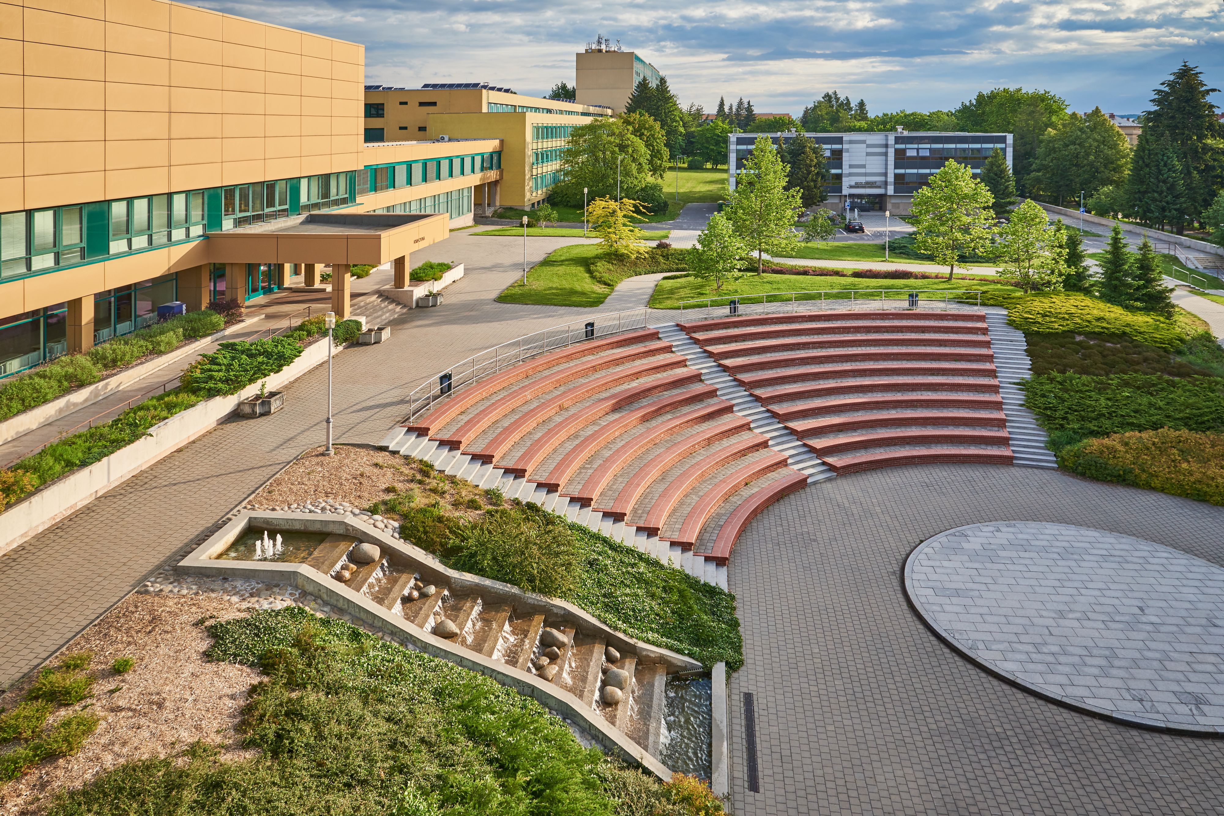 Amfiteátr, Knihovna a Geologický pavilon