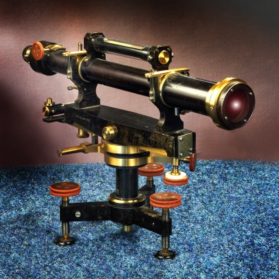 Precizní nivelační přístroj s volným dalekohledem a reverzní nivelační libelou. Druhá libela slouží pro urovnání v příčném směru