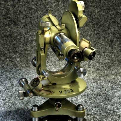 Univerzální teodolit s přesností odčítání na vernieru 1´. Libely : alhidádová, pojistná, nivelační a indexová (opatřena Wildovými hranoly). Zaostřování dalekohledu vnitřní zaostřovací rozptylkou Univerzální teodolit s přesností odčítání na vernieru 1´. Libely : alhidádová, pojistná, nivelační a indexová (opatřena Wildovými hranoly). Zaostřování dalekohledu vnitřní zaostřovací rozptylkou