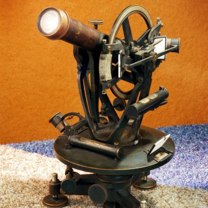 Teodolit. Nejmenší dílek hlavní stupnice 15´. Počet dílků na vernieru 1 Teodolit. Nejmenší dílek hlavní stupnice 15´. Počet dílků na vernieru 1