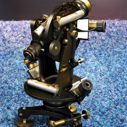 Kapesní důlní teodolit s krytým horizontálním kruhem Kapesní důlní teodolit s krytým horizontálním kruhem