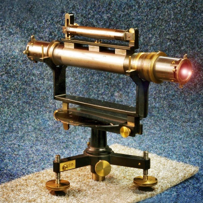 Model nivelačního přístroje krabicová i sázecí libela, dalekohled volný