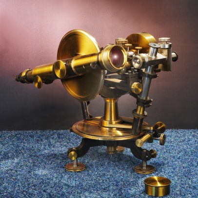 Teodolit s mimostředným dalekohledem, se šroubovými drobnoměry na horizontálním i vertikálním kruhu s přesností odčítání 10“ Teodolit s mimostředným dalekohledem, se šroubovými drobnoměry na horizontálním i vertikálním kruhu s přesností odčítání 10“