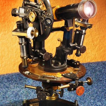 Precizní teodolit s drobnoměry na horizontálním a nonií na vertikálním kruhu s reverzní nivelační libelou. Dělení horizontálního kruhu 400g Precizní teodolit s drobnoměry na horizontálním a nonií na vertikálním kruhu s reverzní nivelační libelou. Dělení horizontálního kruhu 400g