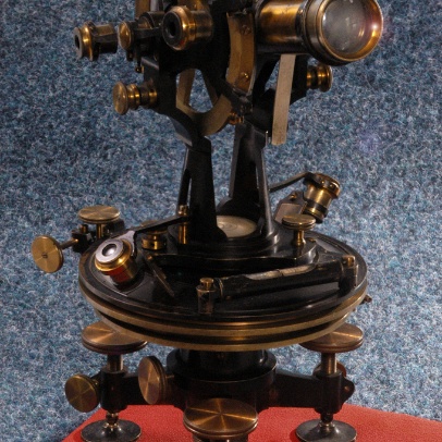 Vernierový repetiční teodolit s prokladným dalekohledem a pevnou nivelační libelou na dalekohledu