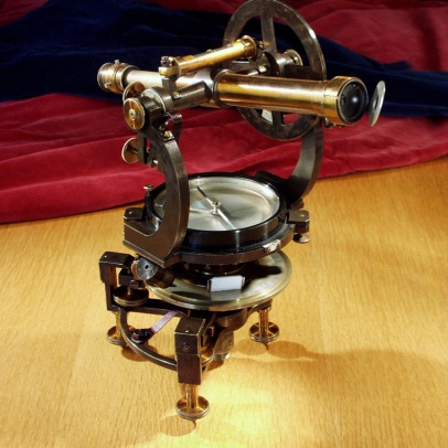 Buzolní teodolit s kulovým ložiskem ve speciální objímce, do níž lze našroubovat tři stavěcí šrouby Buzolní teodolit s kulovým ložiskem ve speciální objímce, do níž lze našroubovat tři stavěcí šrouby