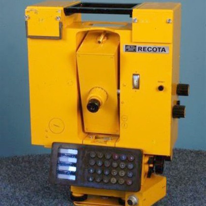 Redukční kódový tachymetr „RECOTA“ pro měření horizontálních i vertikálních úhlů a délky vč. barometru a odrazných hranolů Redukční kódový tachymetr „RECOTA“ pro měření horizontálních i vertikálních úhlů a délky vč. barometru a odrazných hranolů