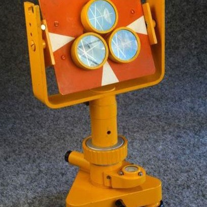 Odrazný hranol (součást Redukčního kódového tachymetru „RECOTA“) Odrazný hranol (součást Redukčního kódového tachymetru „RECOTA“)