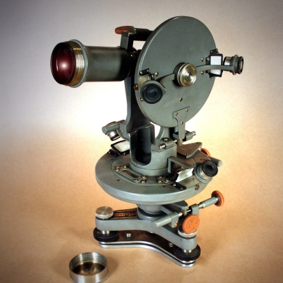 Repetiční tachymetr R9 s přesností odčítání na vernieru 20“ Repetiční tachymetr R9 s přesností odčítání na vernieru 20“