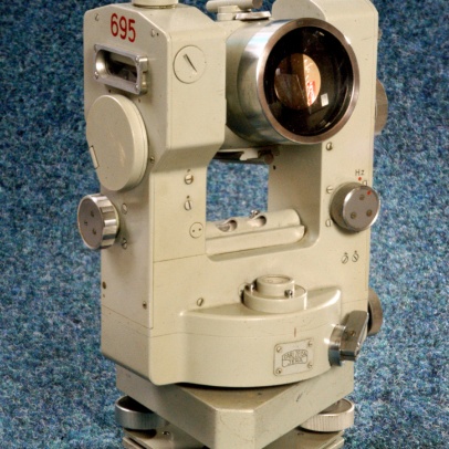 Teodolit Theo 010 gradový, s přesností měření na vteřiny Teodolit Theo 010 gradový, s přesností měření na vteřiny