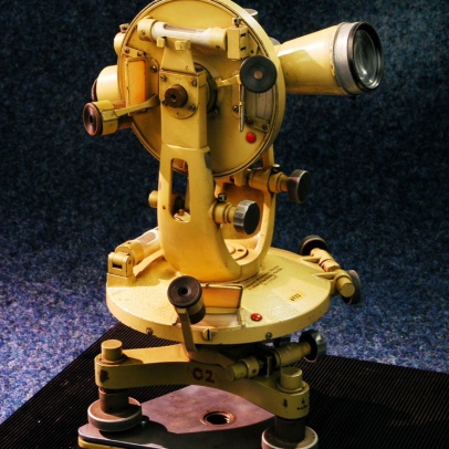 Repetiční důlní teodolit s verniery Repetiční důlní teodolit s verniery