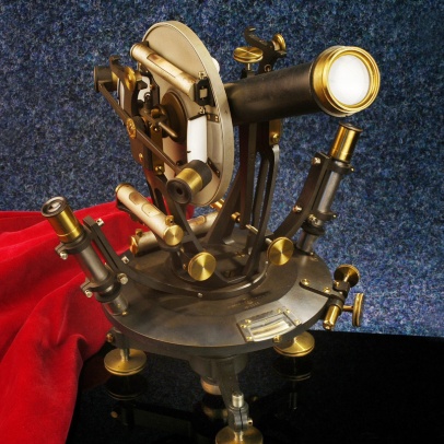 Precizní důlní repetiční teodolit se stupnicovými mikroskopy. Průměr kruhu 12 cm, dálkoměrný dalekohled, očnicový hranol, sázecí libela Precizní důlní repetiční teodolit se stupnicovými mikroskopy. Průměr kruhu 12 cm, dálkoměrný dalekohled, očnicový hranol, sázecí libela