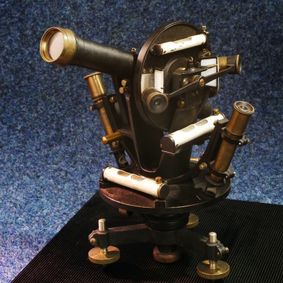 Precizní repetiční důlní teodolit se stupnicovými drobnohledy na horizontálním kruhu Precizní repetiční důlní teodolit se stupnicovými drobnohledy na horizontálním kruhu