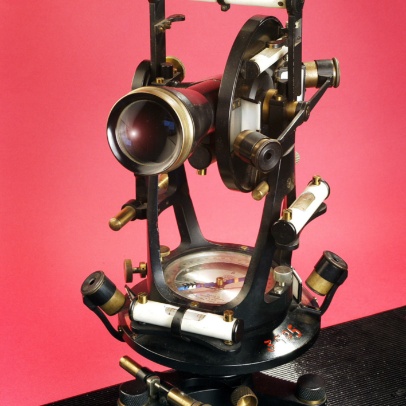 Buzolní repetiční teodolit s dalekohledem s vnitřní zaostřovací čočkou