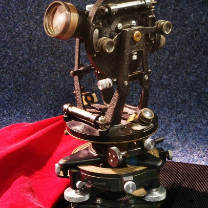 Repetiční teodolit s kovovými kruhy. Odčítání na vernierech, indexová libela se pozoruje v zrcátku Repetiční teodolit s kovovými kruhy. Odčítání na vernierech, indexová libela se pozoruje v zrcátku