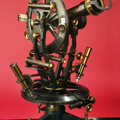 Repetiční  teodolit se stupnicovými mikroskopy. Překladný dalekohled, sázecí libela Repetiční  teodolit se stupnicovými mikroskopy. Překladný dalekohled, sázecí libela