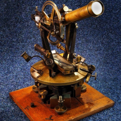 Teodolit s krytým horizontálním kruhem a odčítáním na čtyřech místech horizontálního kruhu Teodolit s krytým horizontálním kruhem a odčítáním na čtyřech místech horizontálního kruhu