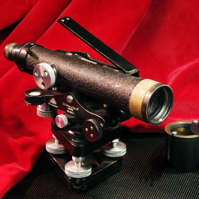 Nivelační přístroj s děleným elevačním šroubem Nivelační přístroj s děleným elevačním šroubem