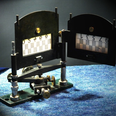 Promítací přístroj Csétiho pro vyšetření klidové polohy olovnic při připojovacím měření v jámě