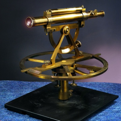 Přístroj pro měření horizontálních i vertikálních úhlů. Odčítání na horizontálním kruhu s přesností na 1´ Přístroj pro měření horizontálních i vertikálních úhlů. Odčítání na horizontálním kruhu s přesností na 1´