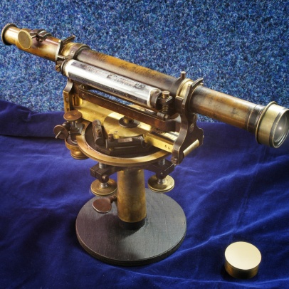 Nivelační přístroj se Stamferovým šroubem. Dalekohled volný, libela reverzní, čepovitý stojan Nivelační přístroj se Stamferovým šroubem. Dalekohled volný, libela reverzní, čepovitý stojan