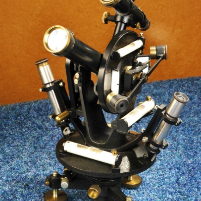 Důlní teodolit (na teodolitu byla provedena autokolimační úprava dalekohledu pro Foxovo připojovací měření dle prof. J. Matouše) Důlní teodolit (na teodolitu byla provedena autokolimační úprava dalekohledu pro Foxovo připojovací měření dle prof. J. Matouše)