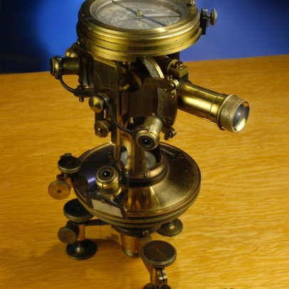 Repetiční důlní teodolit s vertikálním kruhem a buzolou Repetiční důlní teodolit s vertikálním kruhem a buzolou