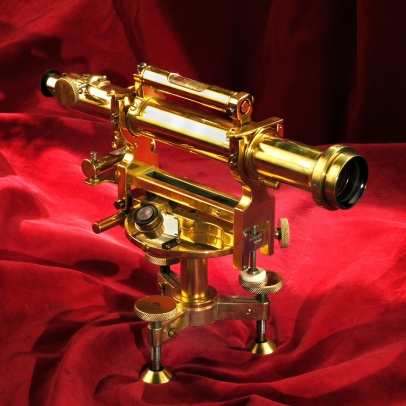 Nivelační přístroj s oddělitelným dalekohledem a dvěma libelami