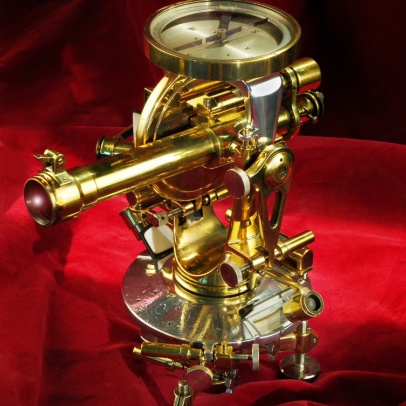 Buzolní teodolit s křížovou libelou a dvěma páry odčítacích lup Buzolní teodolit s křížovou libelou a dvěma páry odčítacích lup