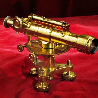 Malý nivelační přístroj s noniem na horizontálním děleném kruhu Malý nivelační přístroj s noniem na horizontálním děleném kruhu