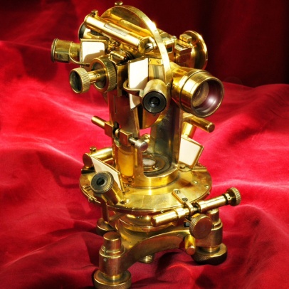 Teodolit malých rozměrů s reverzní a křížovou libelou. Odčítání na dvou místech horizontálního i vertikálního děleného kruhu pomocí dvojic lup Teodolit malých rozměrů s reverzní a křížovou libelou. Odčítání na dvou místech horizontálního i vertikálního děleného kruhu pomocí dvojic lup