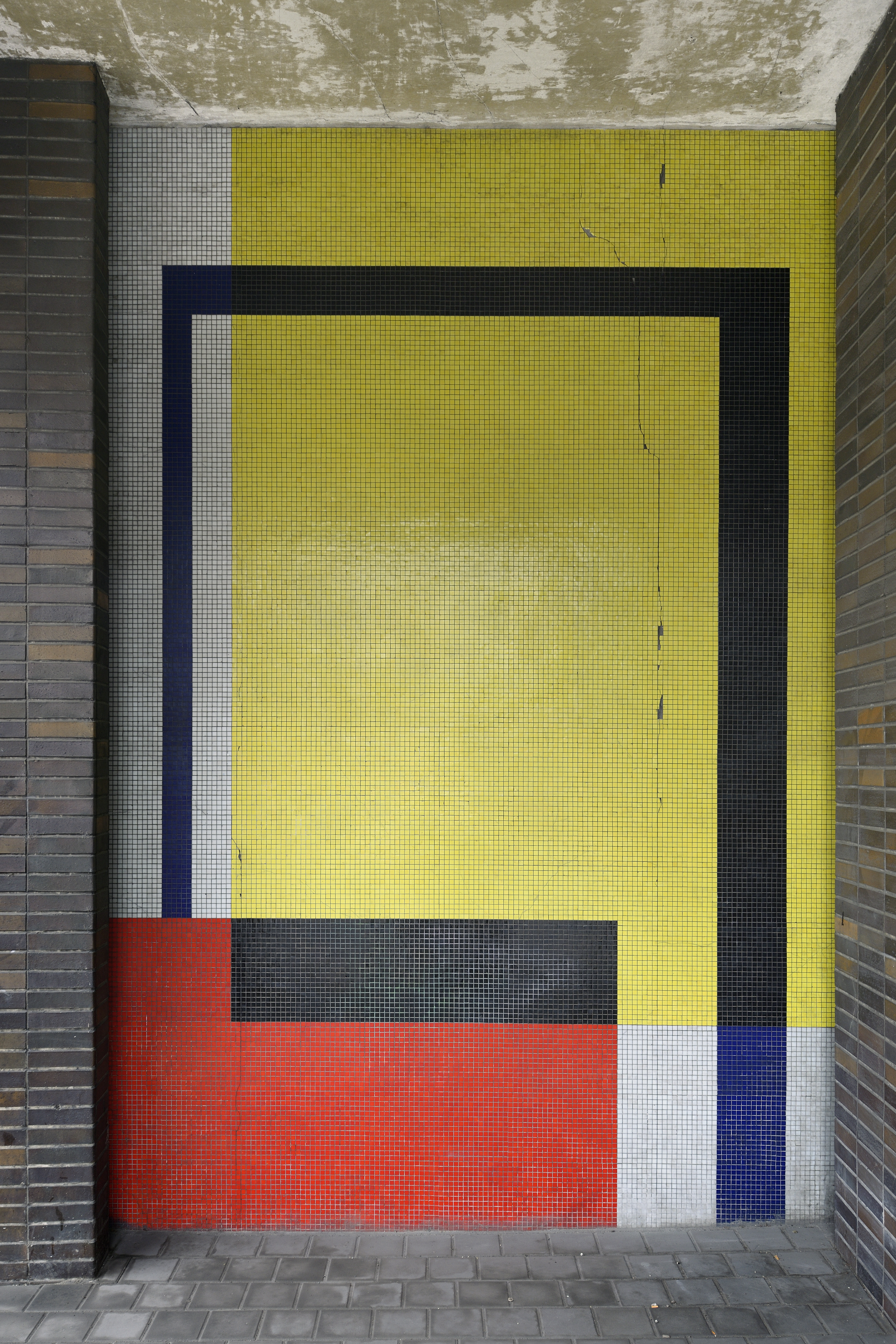 Constructivist mosaic in the passage of the Faculty of Economics, photograph by Roman Polášek