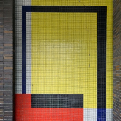 Konstruktivistická mozaika v průchodu Ekonomické fakulty, fotografie Roman Polášek