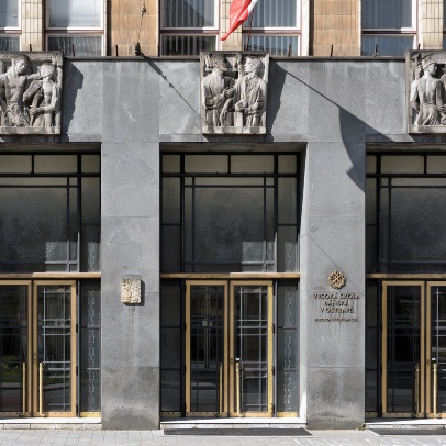 Fasáda budovy Ekonomické fakulty s reliéfy, fotografie Roman Polášek  Fasáda budovy Ekonomické fakulty s reliéfy, fotografie Roman Polášek