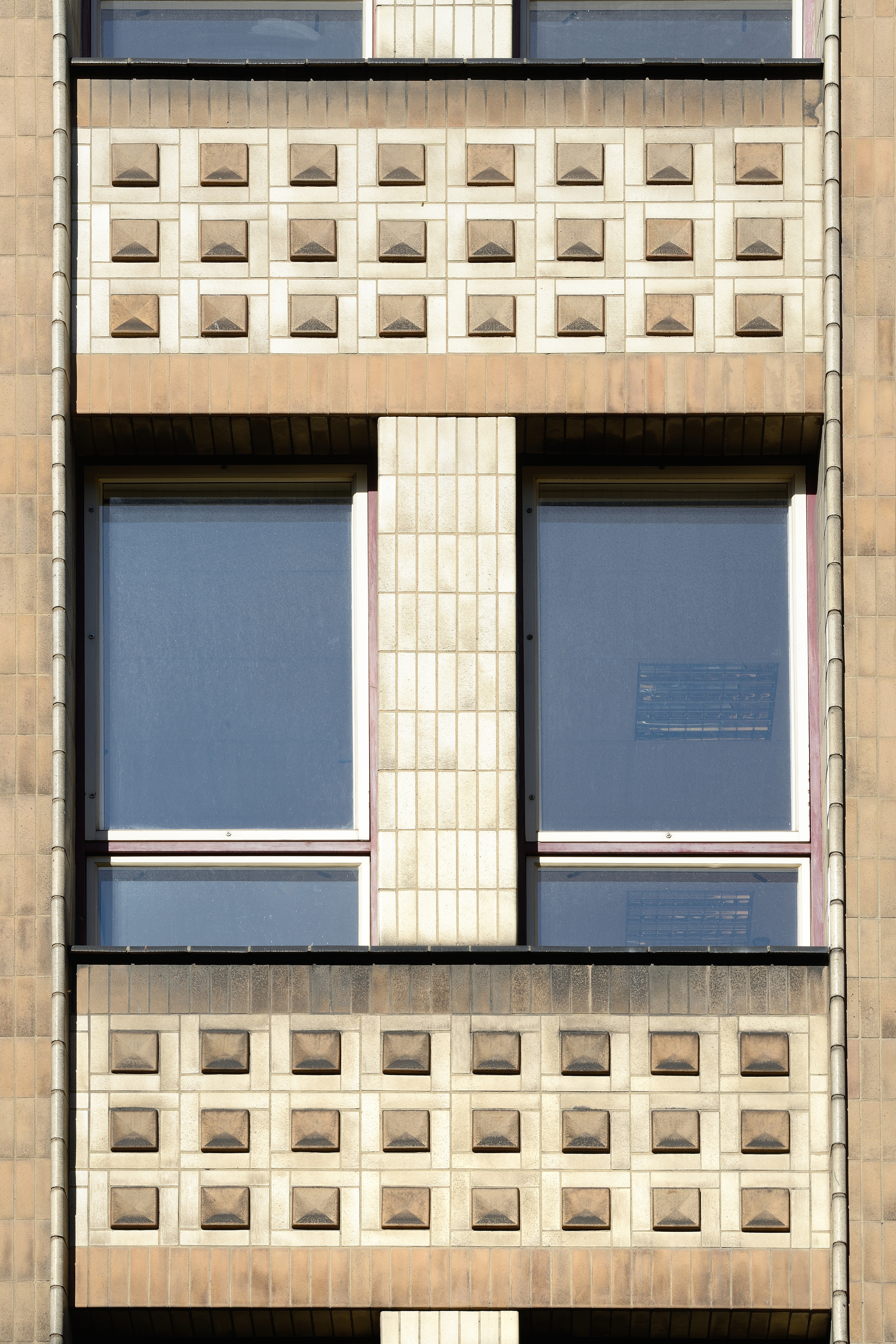 Detail kachličkového obložení někdejší Hutnické (dnes Ekonomické) fakulty, navrženo architektem Aloisem Houbou, polovina 50. let 20. století, fotografie Roman Polášek 2017